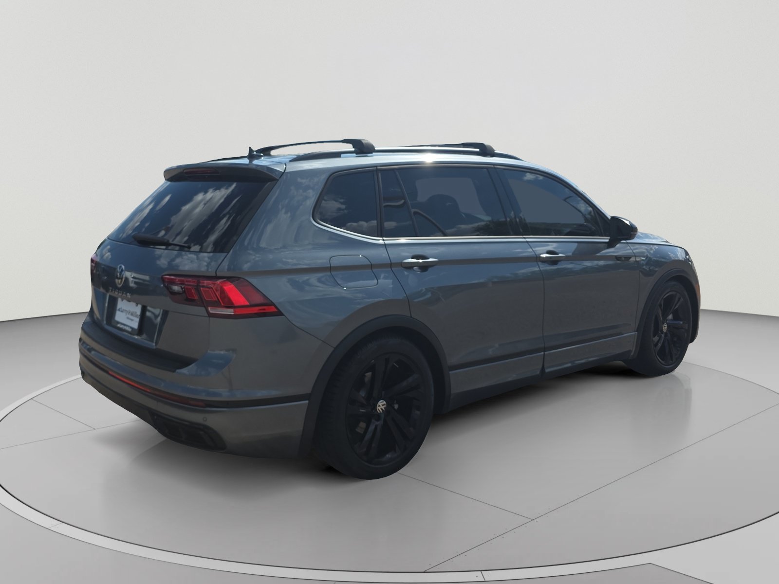 Used 2024 Volkswagen Tiguan SE R-Line FWD image 5