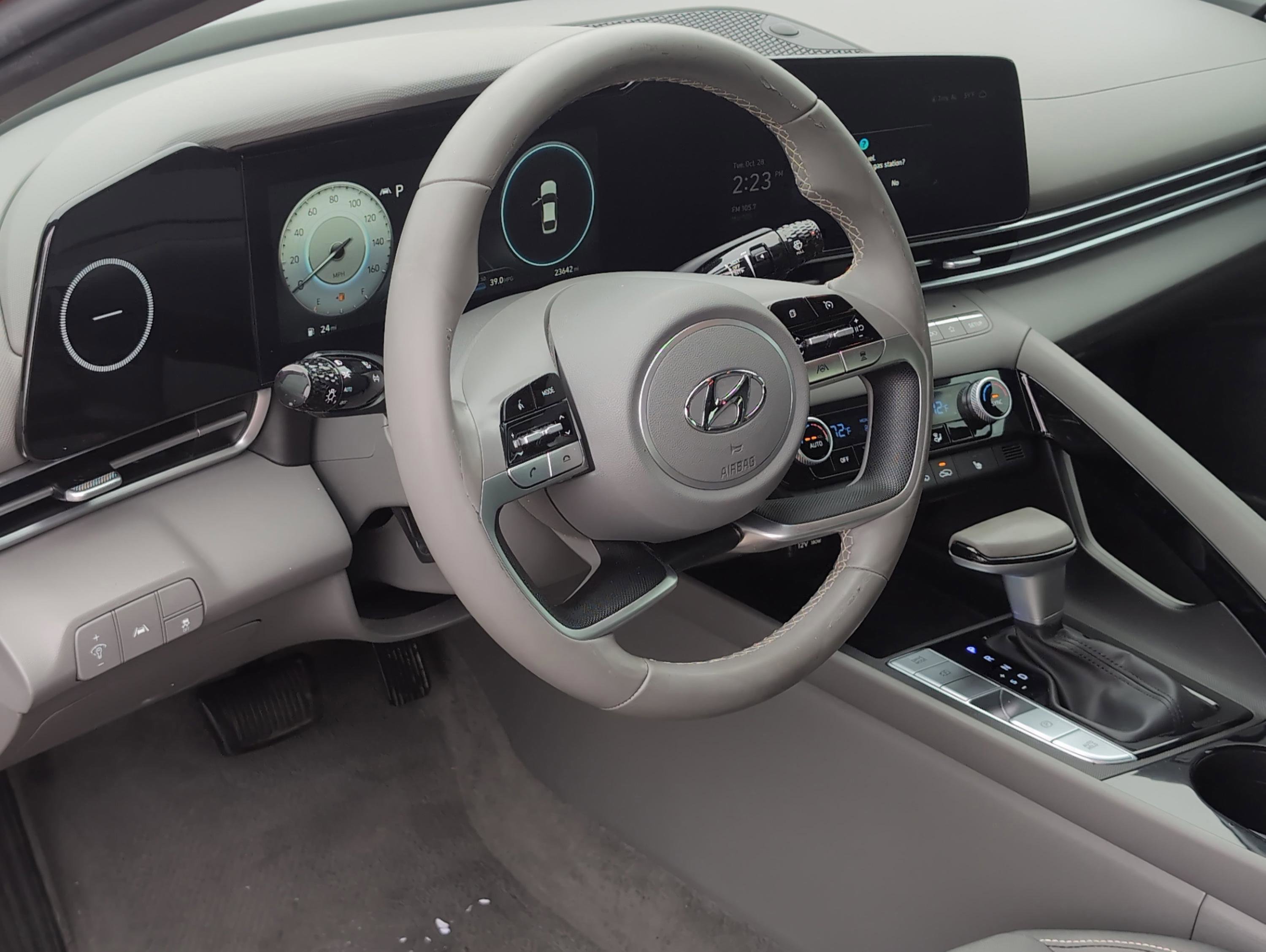 Used 2023 Hyundai Elantra SEL w/ Convenience Package image 15