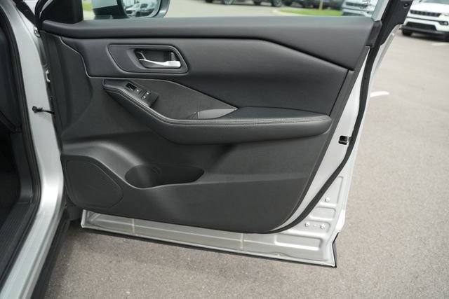 Used 2025 Nissan Rogue SV FWD image 21