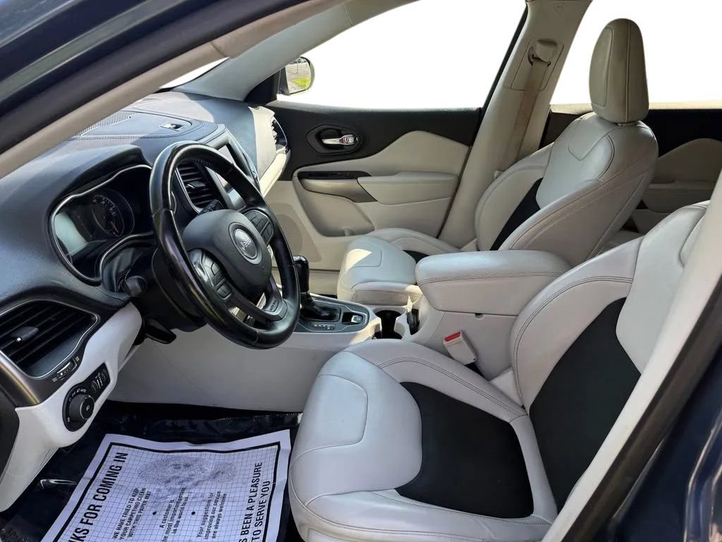 Used 2020 Jeep Cherokee Latitude Plus AWD/4WD image 12