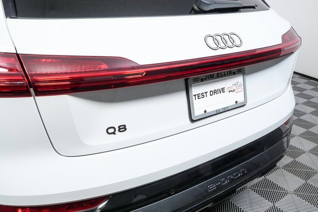 Used 2024 Audi Q8 e-tron Premium Plus image 35