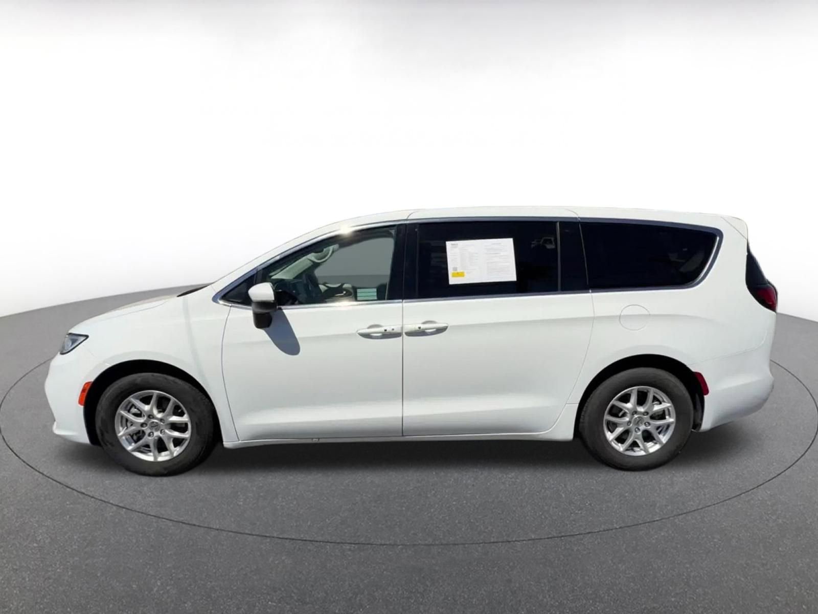 Used 2023 Chrysler Pacifica Touring-L image 9