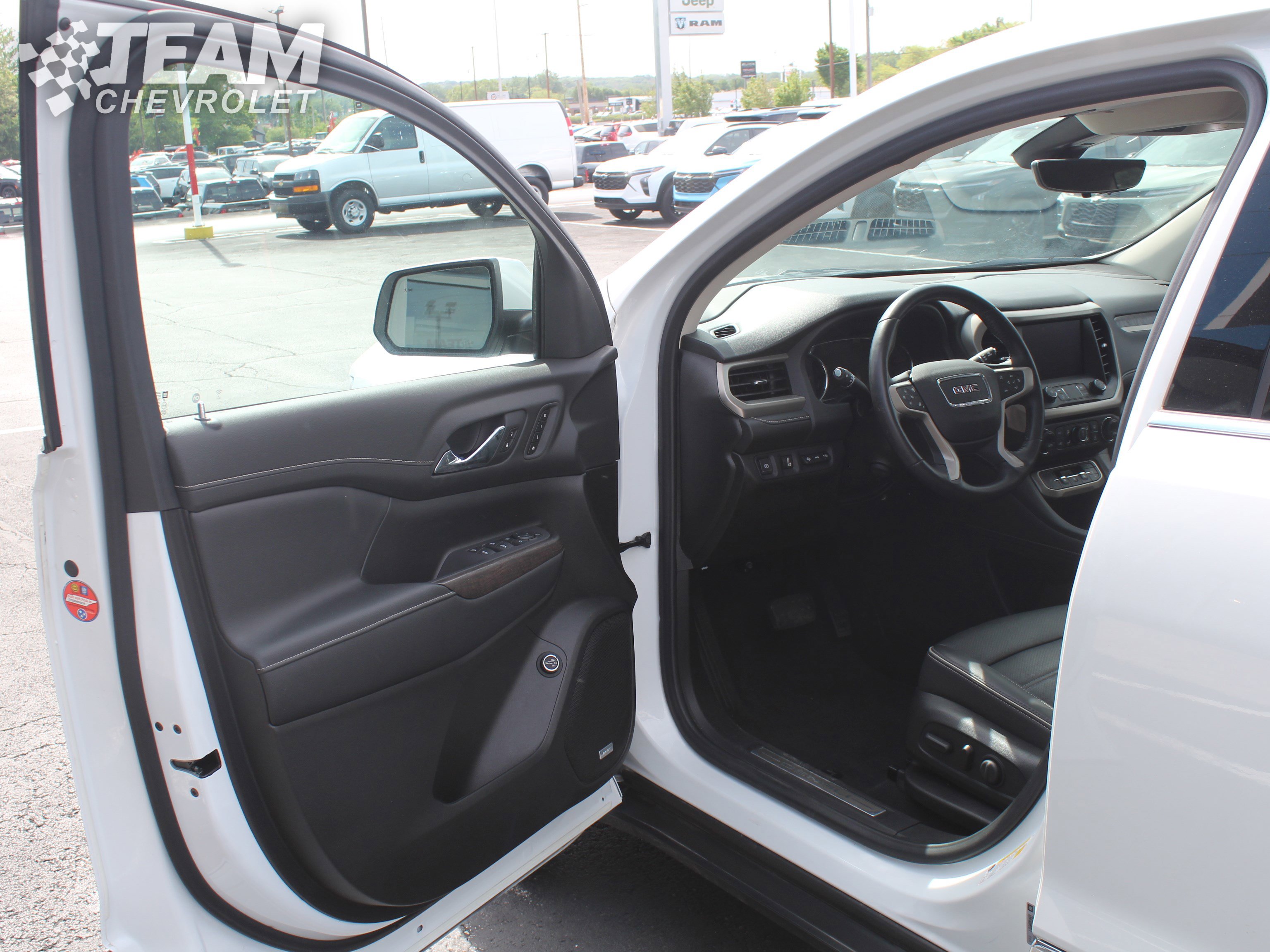 Used 2021 GMC Acadia Denali w/ Denali Ultimate Package AWD/4WD image 10