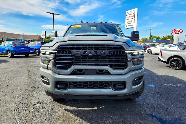 Used 2025 RAM 2500 Laramie AWD/4WD image 2
