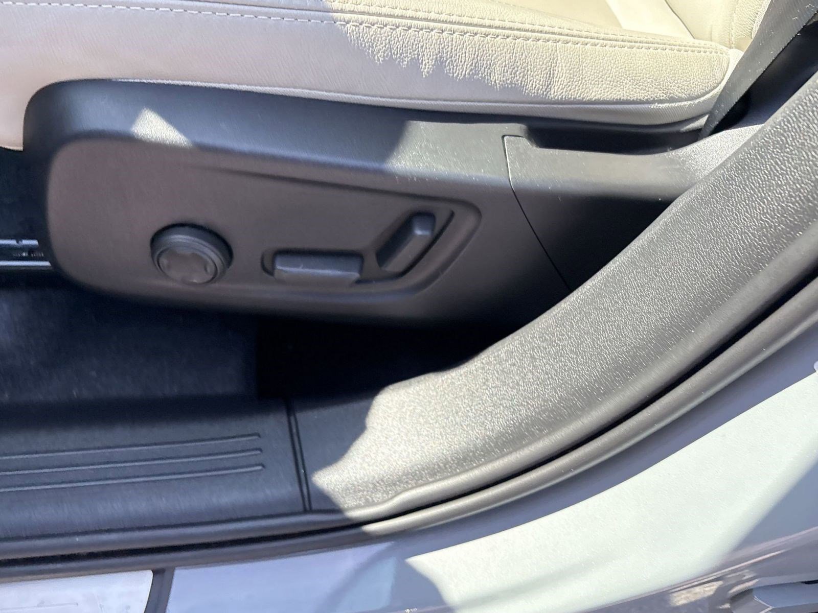 Certified 2024 Volvo XC40 B5 Plus w/ Protection Package Premier image 13