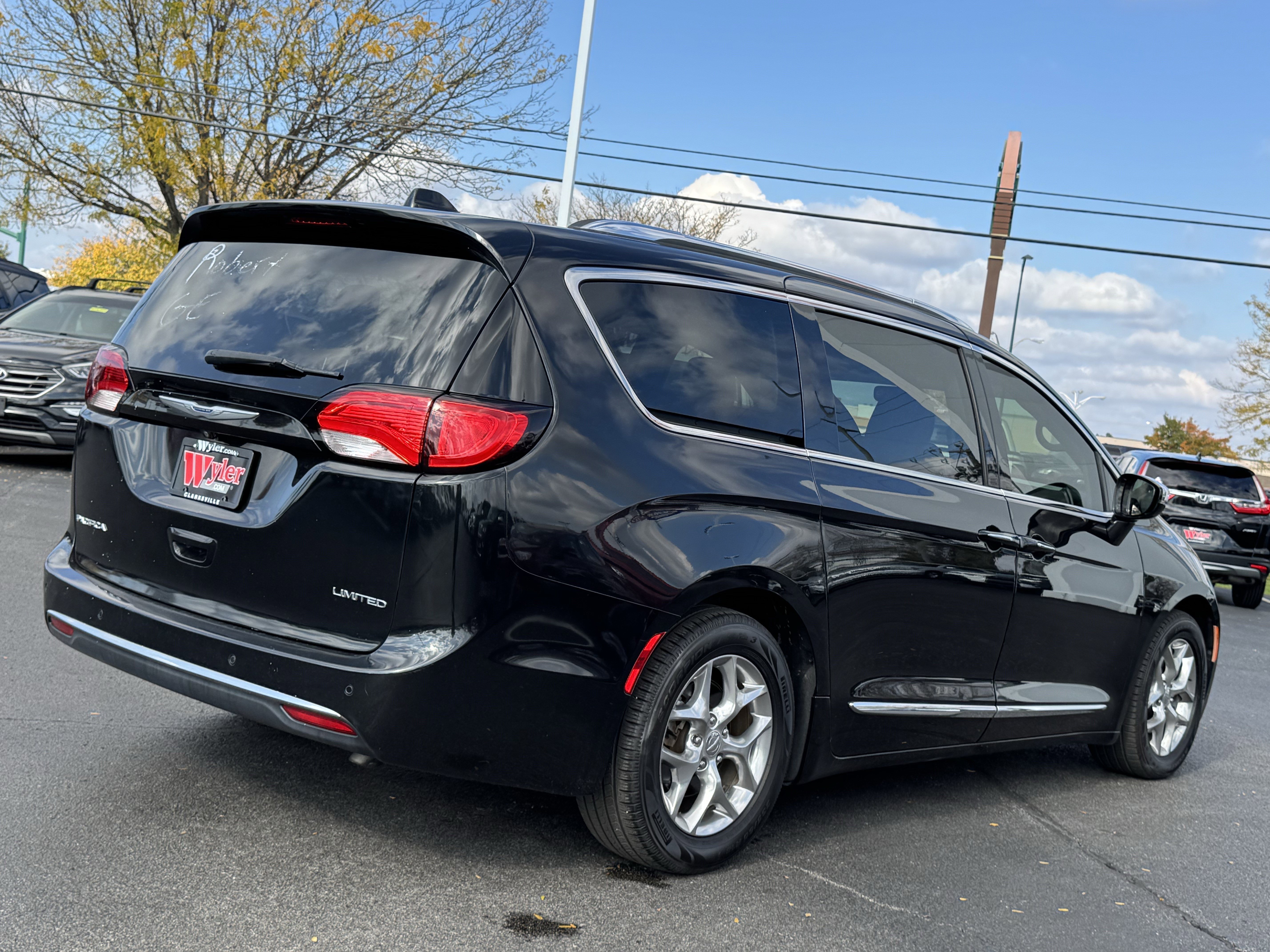 Used 2019 Chrysler Pacifica Limited image 16