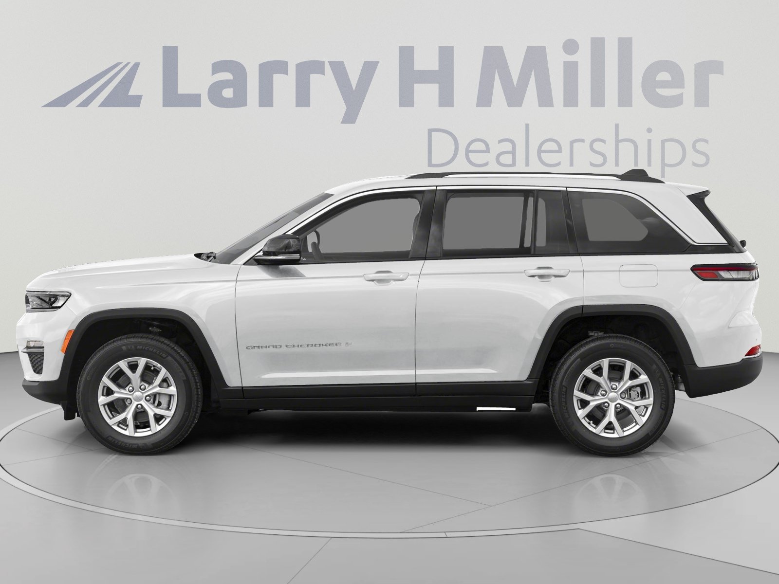 Used 2023 Jeep Grand Cherokee Limited w/ Trailer Tow Prep Group (B) AWD/4WD image 4