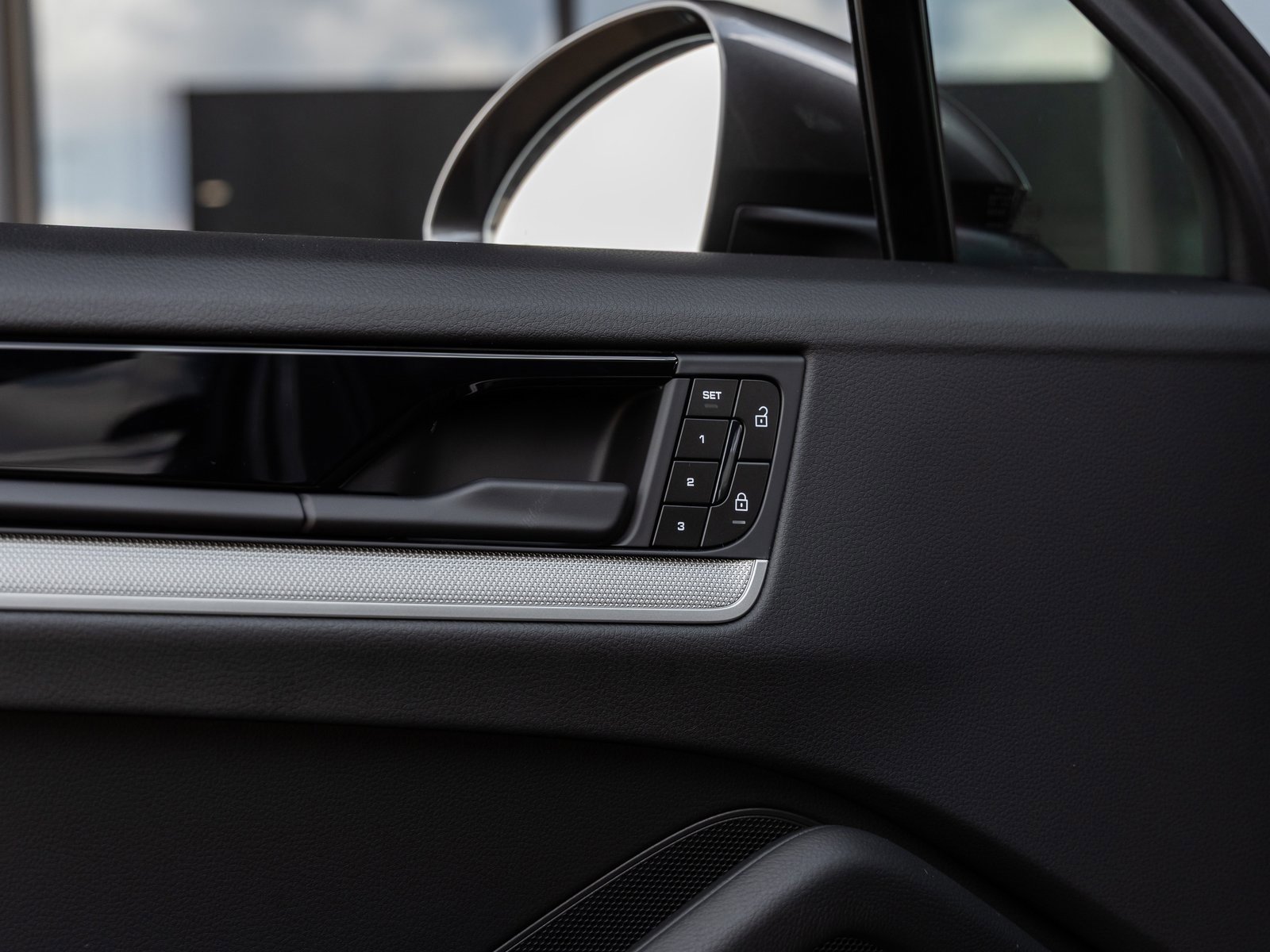 Certified 2025 Porsche Cayenne Coupe image 22