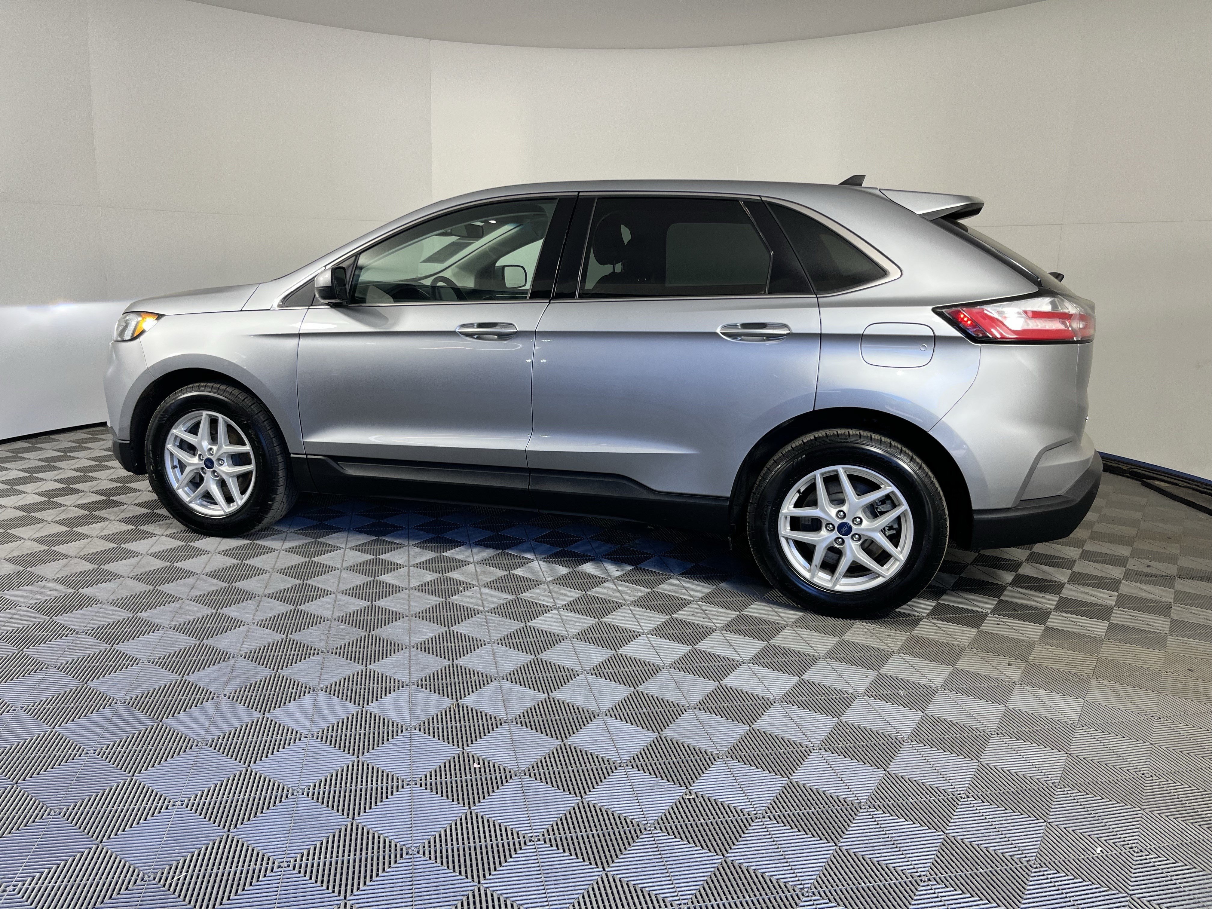 Used 2022 Ford Edge SEL AWD/4WD image 2