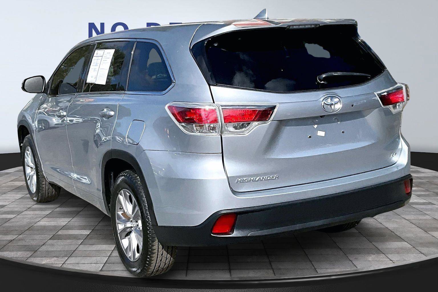 Used 2015 Toyota Highlander Plus FWD image 4