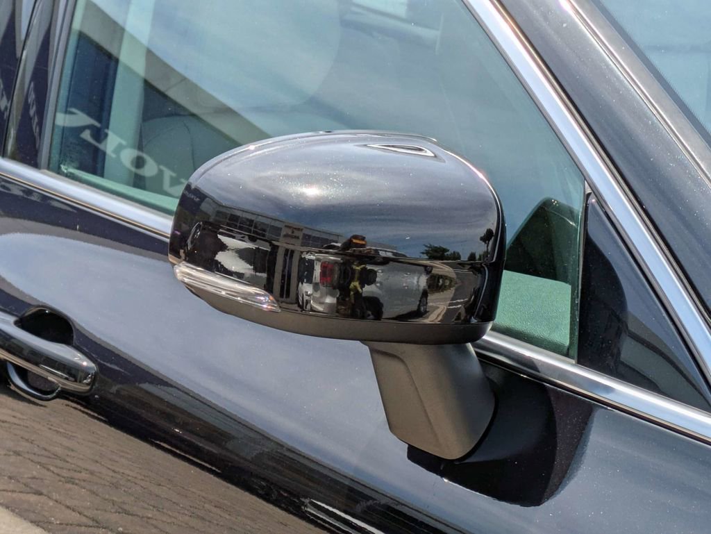 Certified 2022 Volvo XC60 B5 Momentum FWD image 12