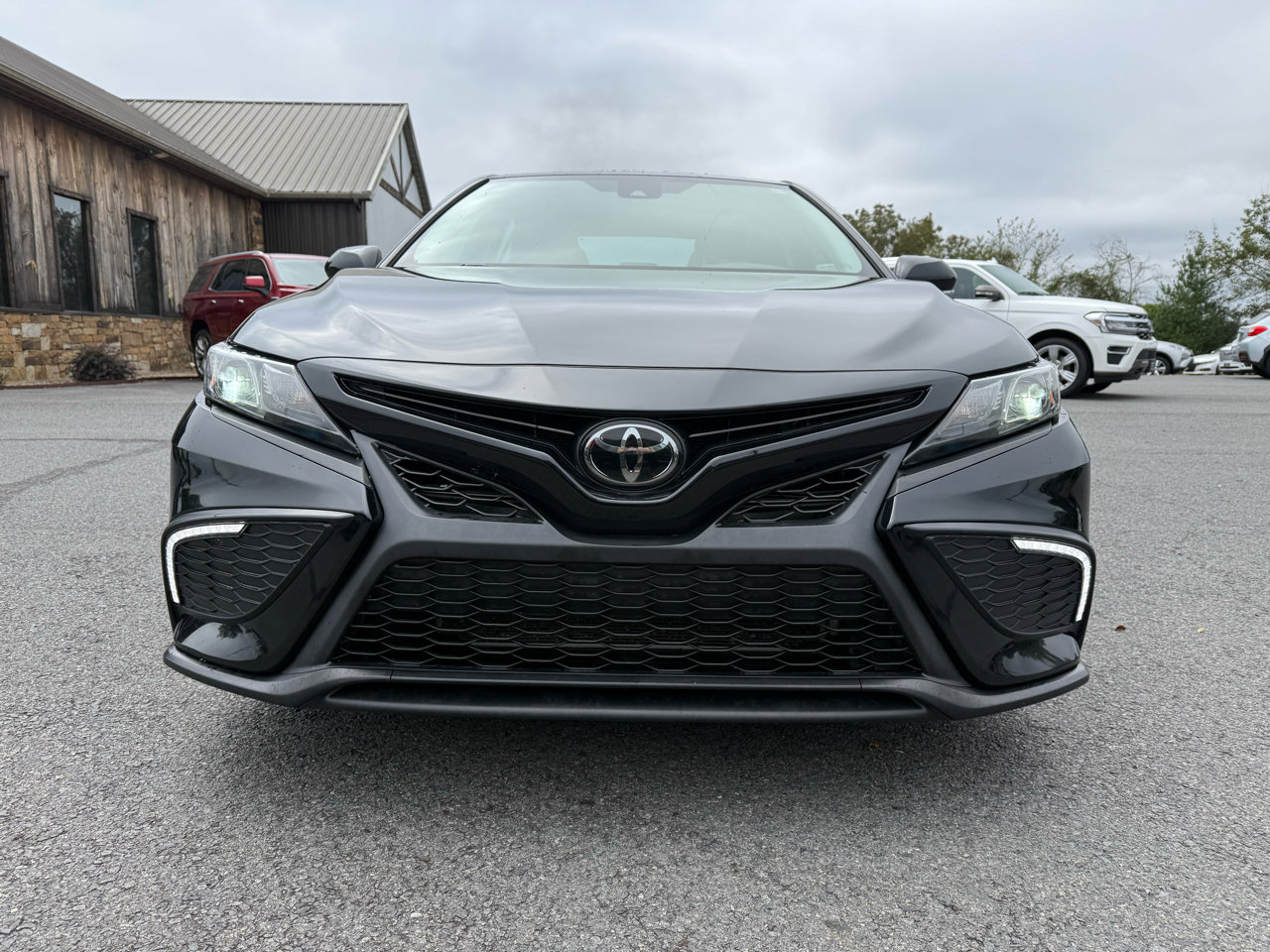 Used 2022 Toyota Camry SE image 9