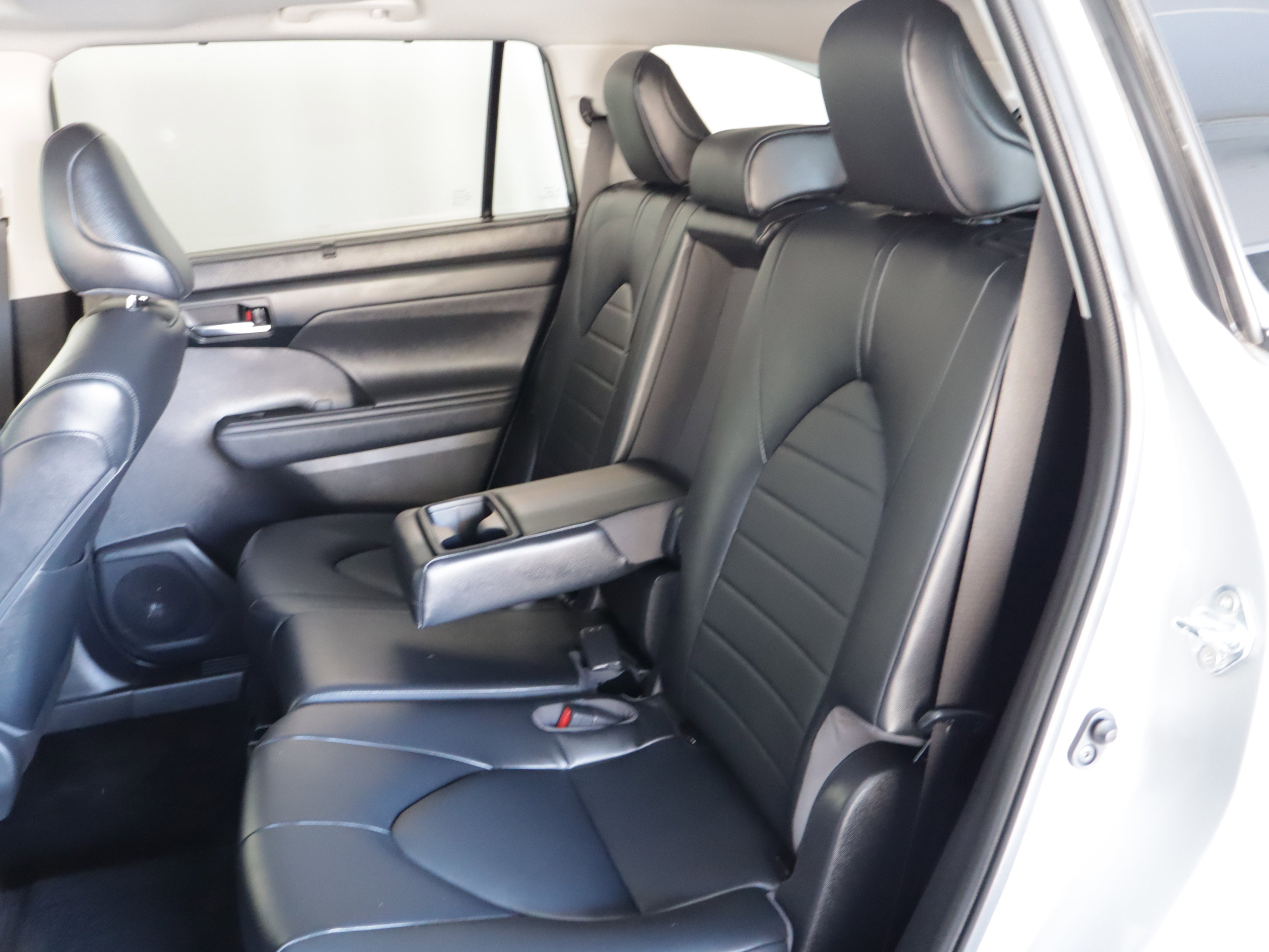 Used 2022 Toyota Highlander XLE image 9