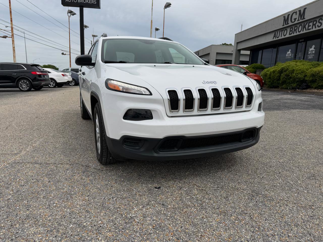 Used 2016 Jeep Cherokee Sport image 3