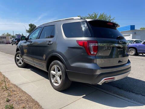 Used 2017 Ford Explorer XLT image 12