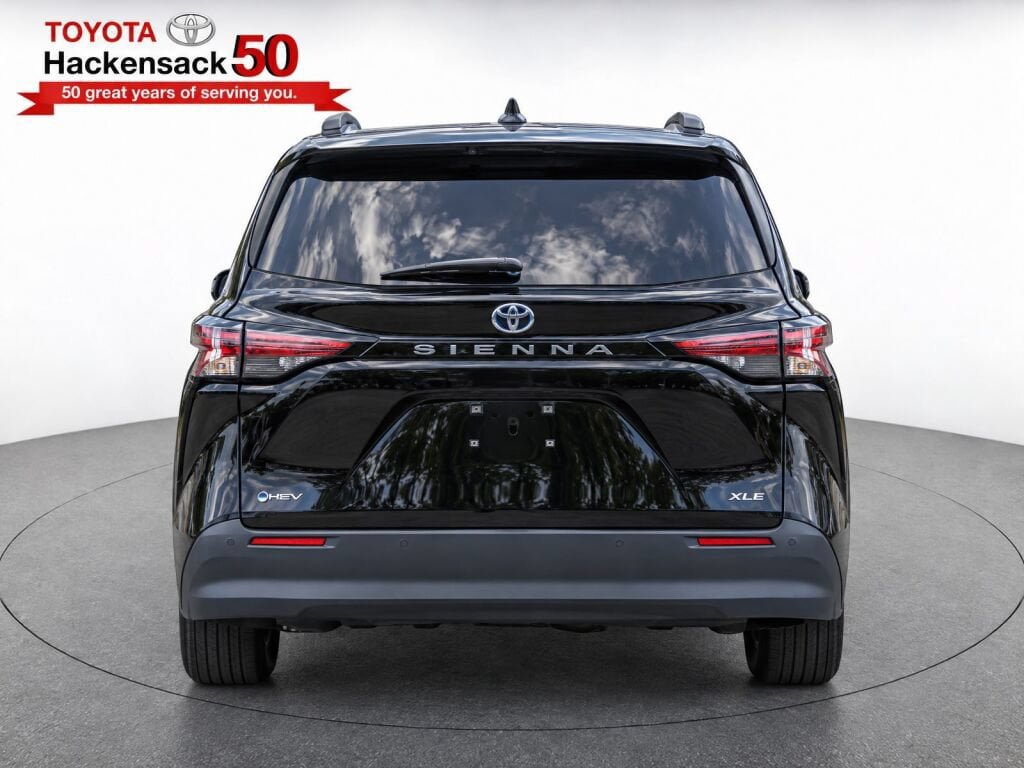 Used 2026 Toyota Sienna XLE FWD image 7