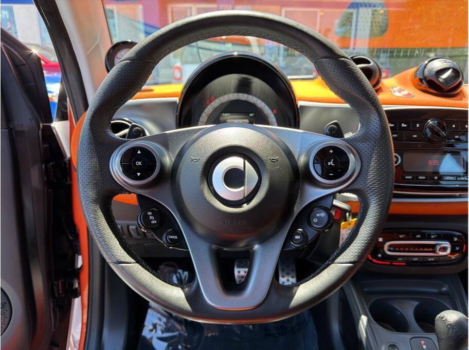 Used 2016 smart fortwo Proxy RWD image 8