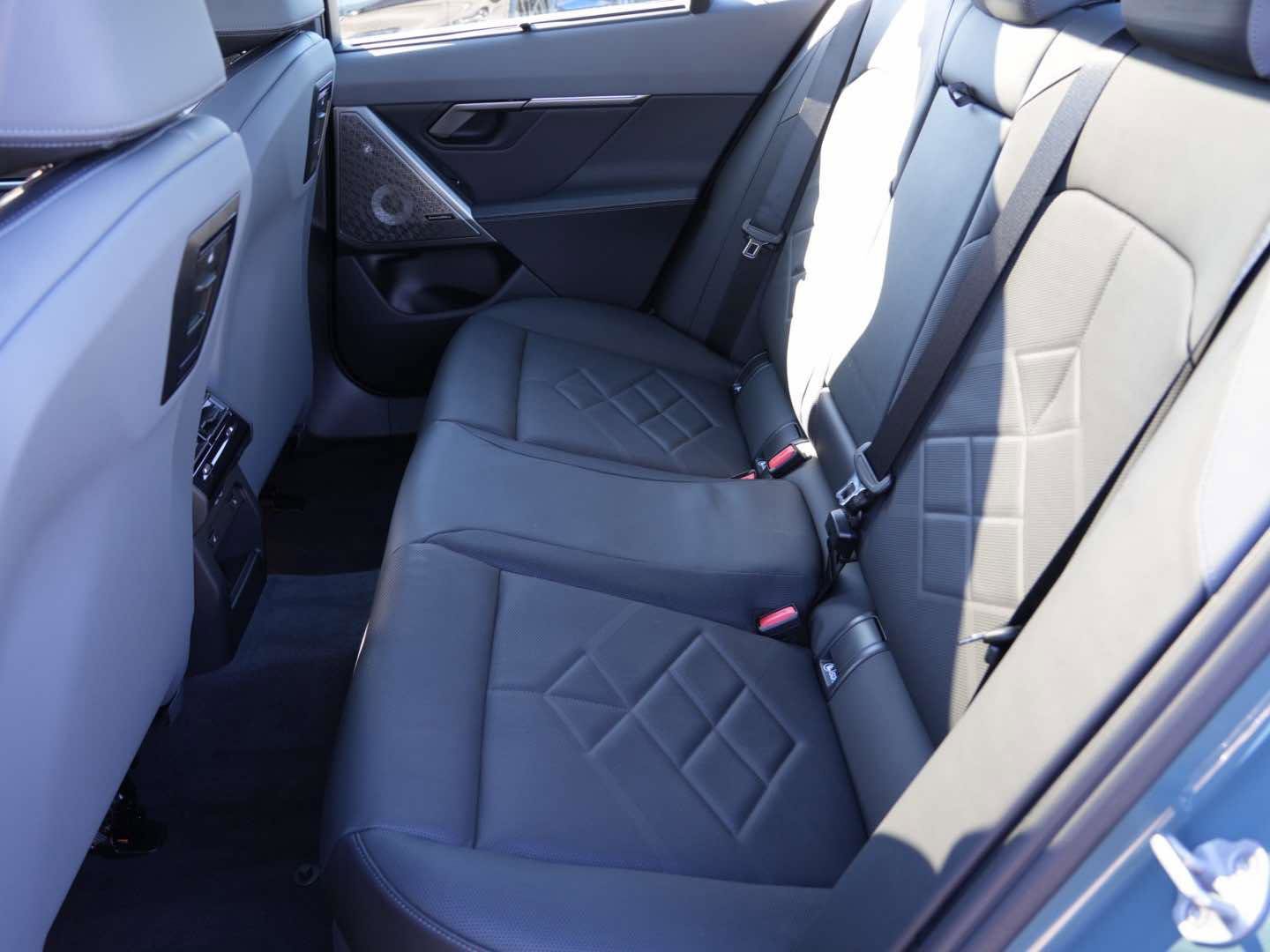 Used 2025 BMW i5 xDrive40 image 11