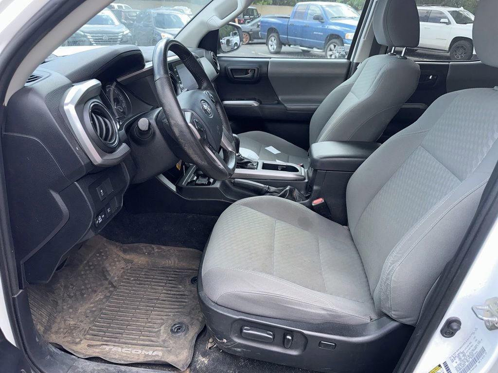 Used 2020 Toyota Tacoma SR5 AWD/4WD image 4
