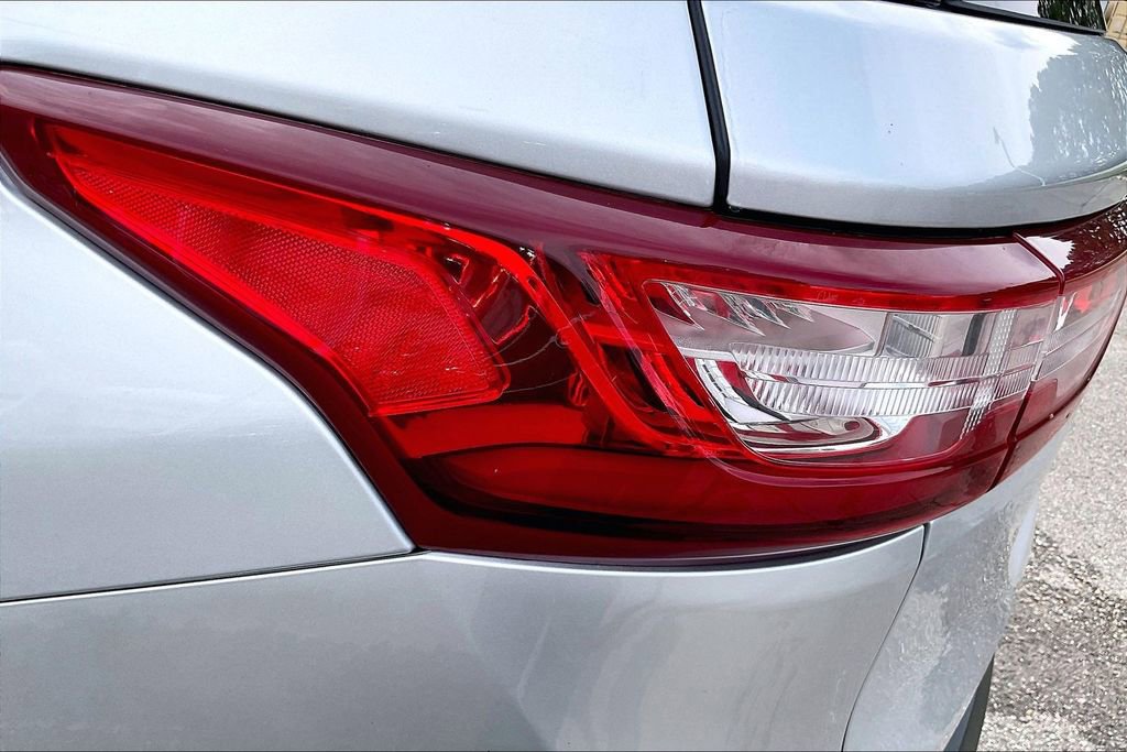Used 2021 Chevrolet Traverse LT FWD image 30