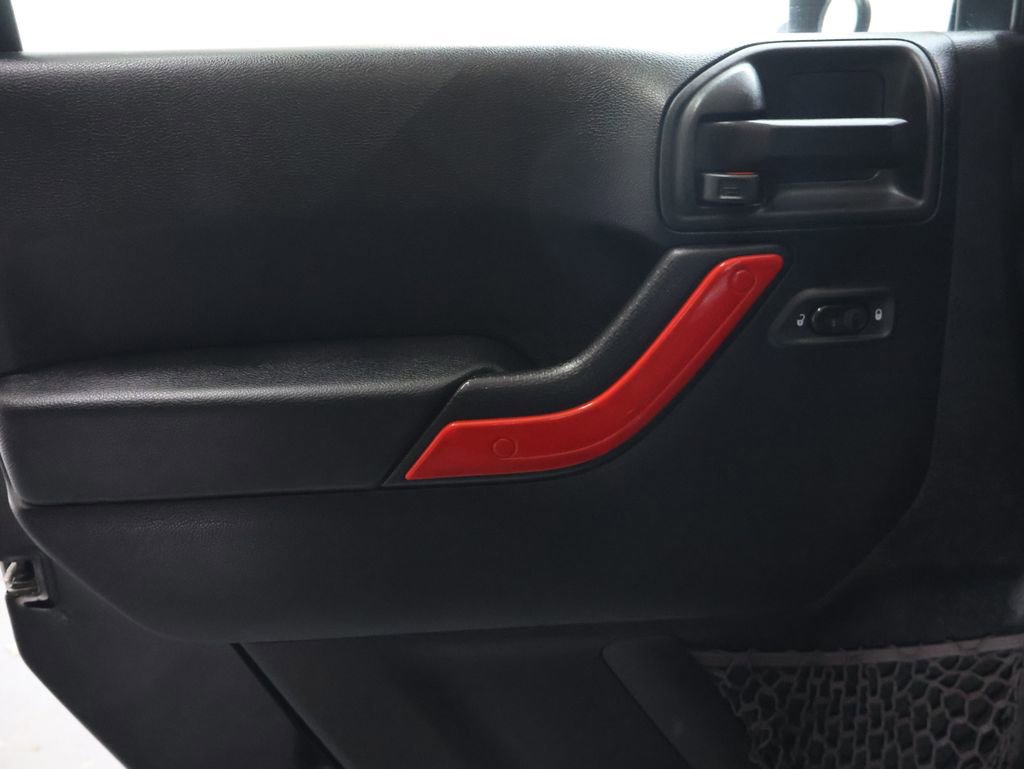 Used 2018 Jeep Wrangler Unlimited Rubicon w/ Connectivity Group image 16