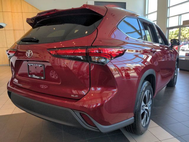Used 2022 Toyota Highlander XLE FWD image 4