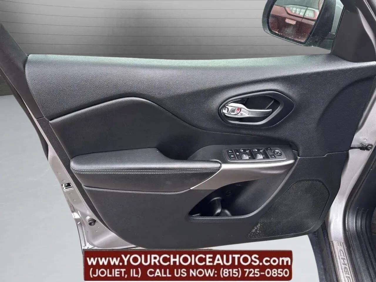 Used 2019 Jeep Cherokee Latitude w/ Popular Appearance Group AWD/4WD image 34