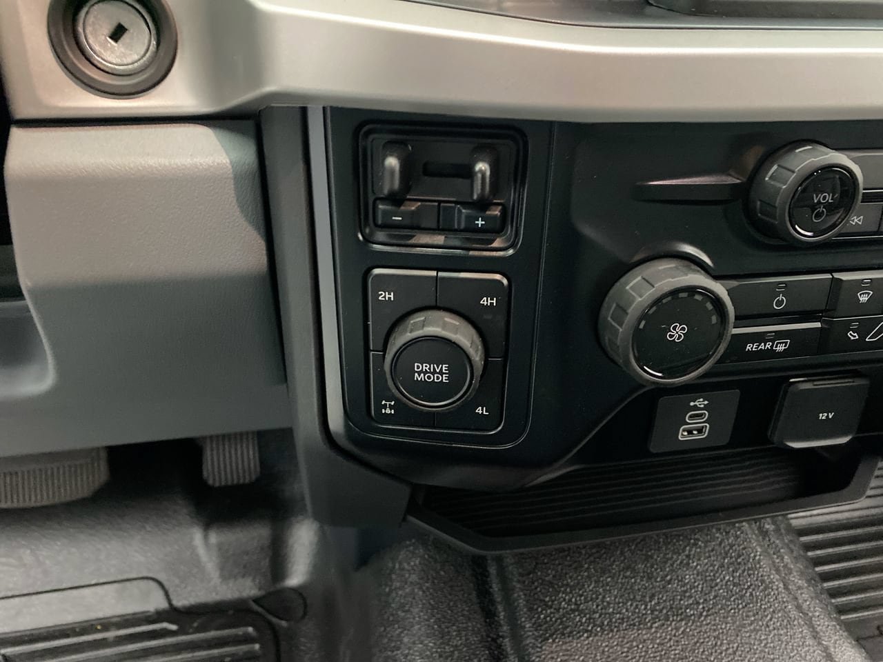 New 2026 Ford F350 XLT w/ FX4 Off-Road Package AWD/4WD image 19
