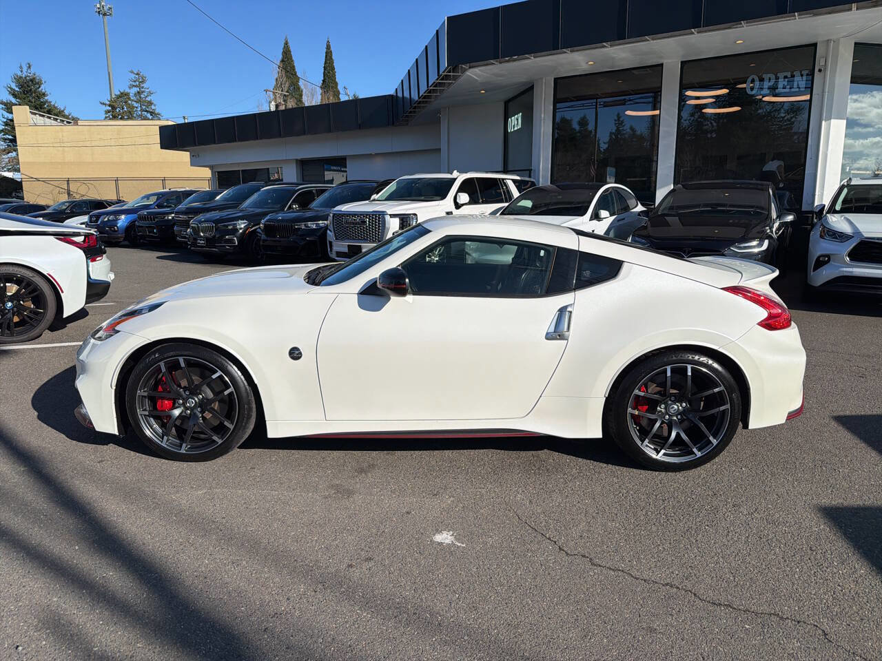 Used 2017 Nissan 370Z NISMO RWD image 2