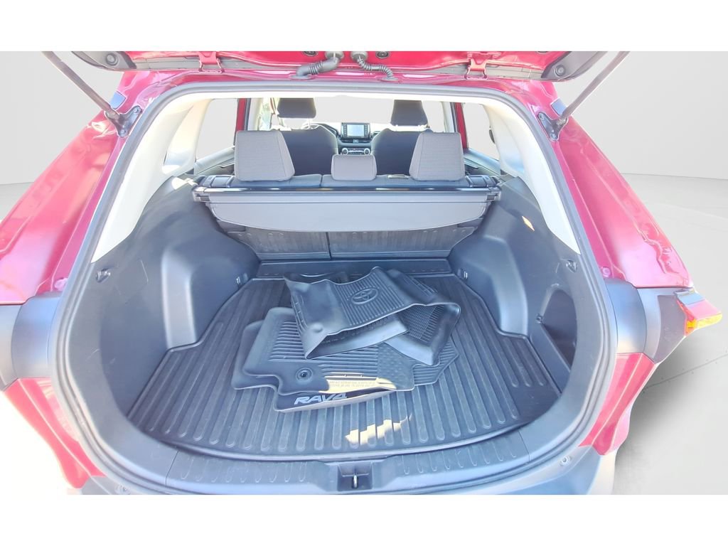 Used 2021 Toyota RAV4 LE image 12