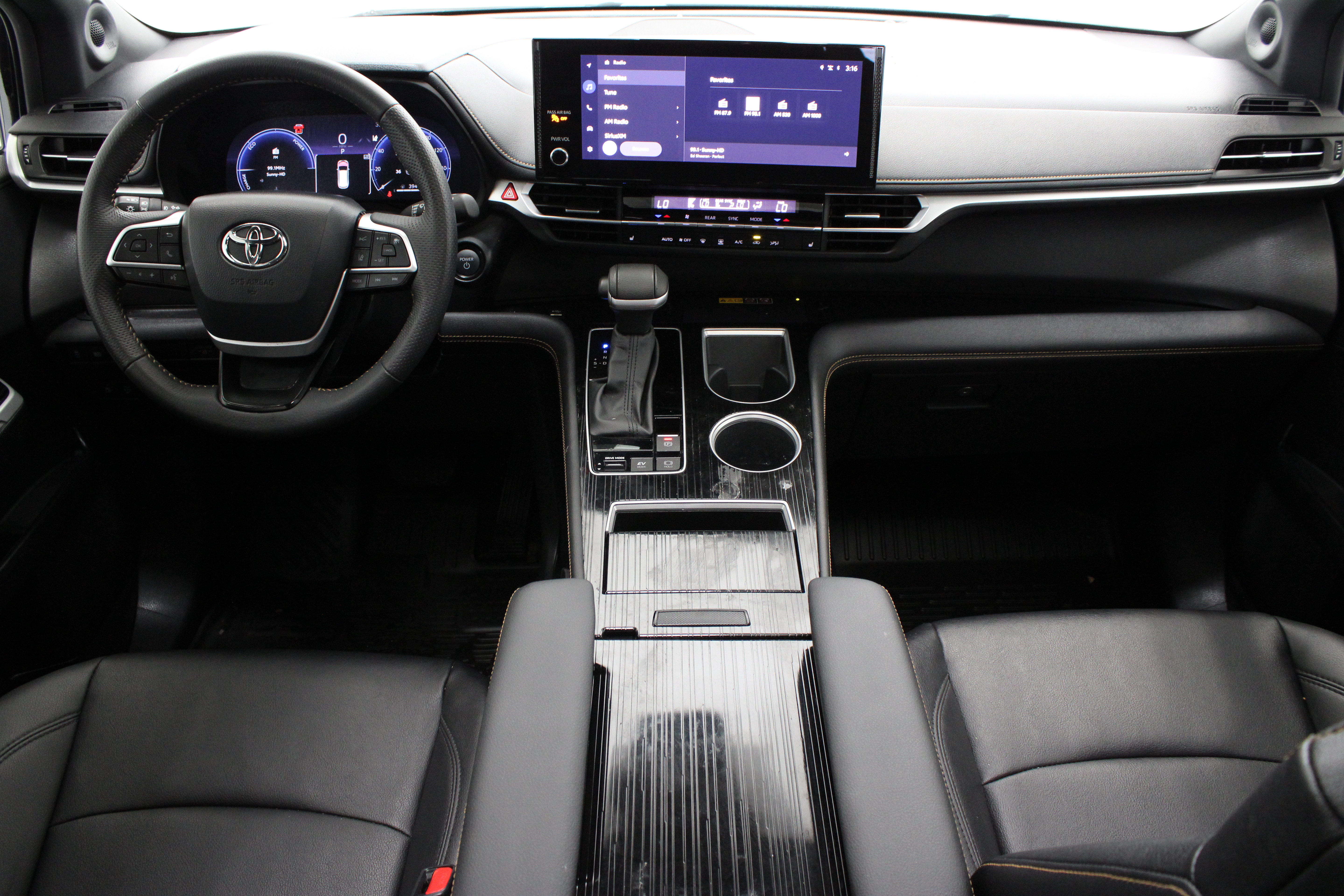 Certified 2025 Toyota Sienna XLE Woodland Edition AWD/4WD image 31