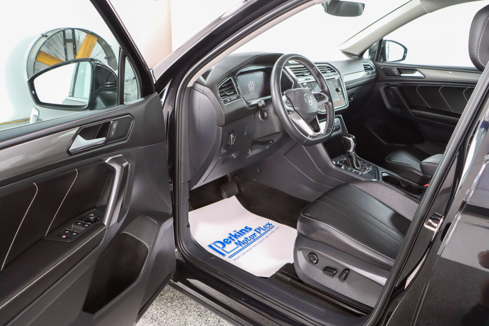 Used 2023 Volkswagen Tiguan SE FWD image 3