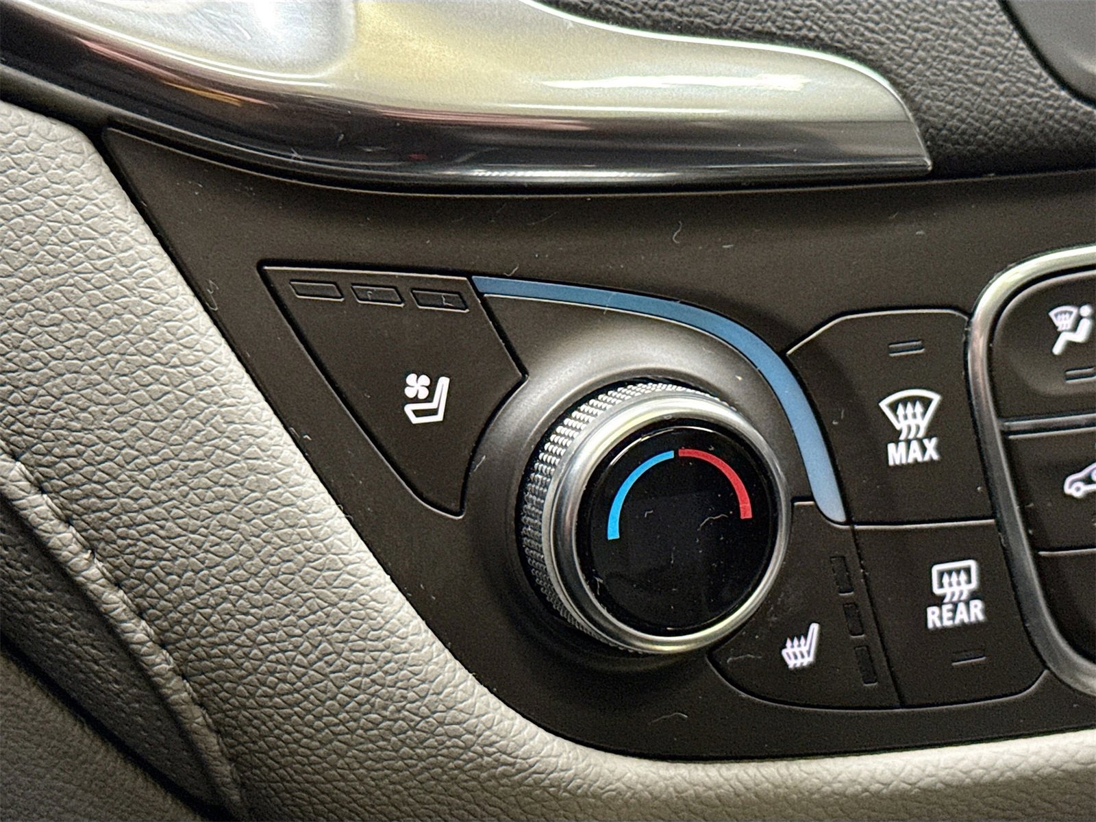 Used 2018 Chevrolet Equinox Premier image 21