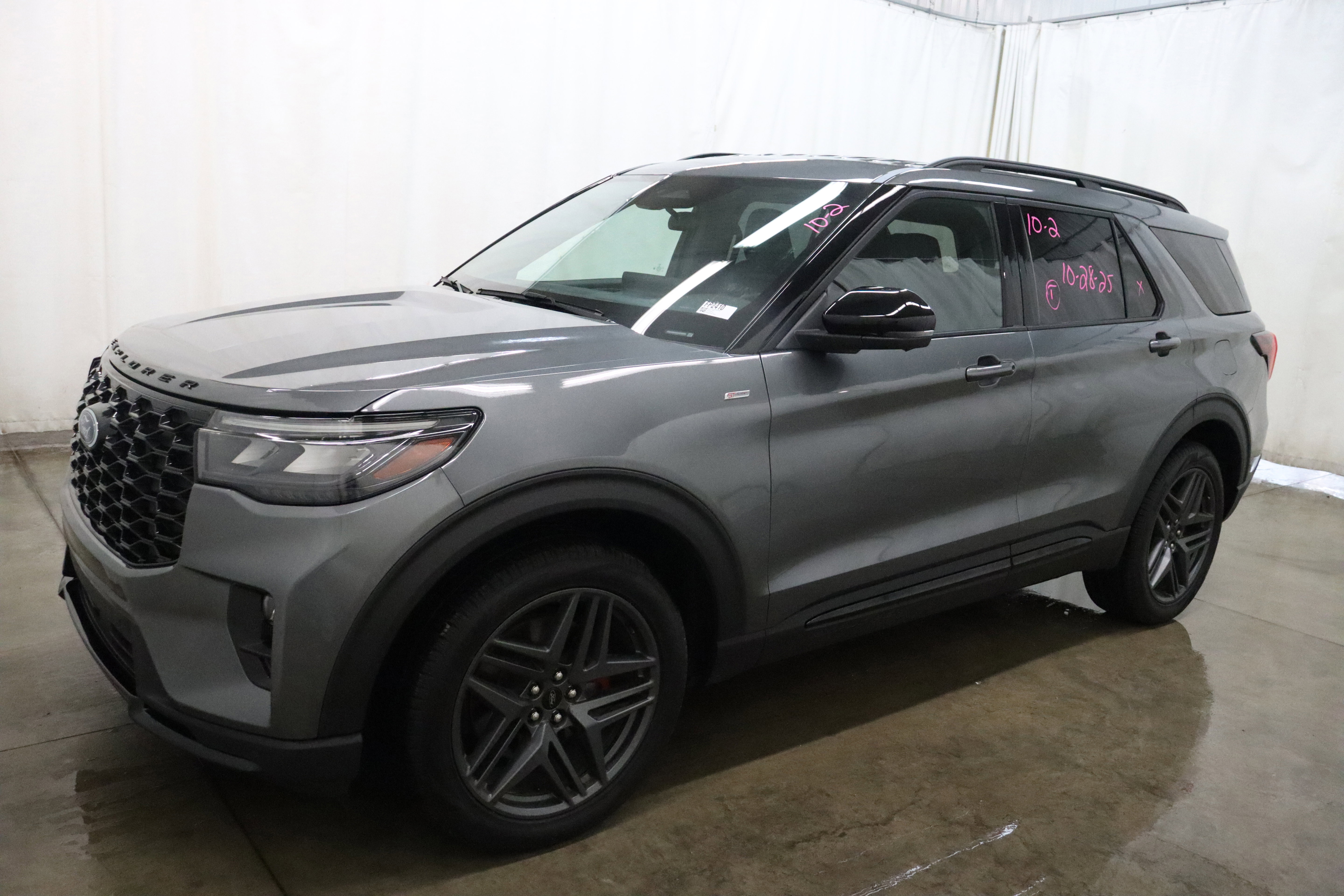 Used 2025 Ford Explorer ST-Line w/ ST-Line Street Pack image 3