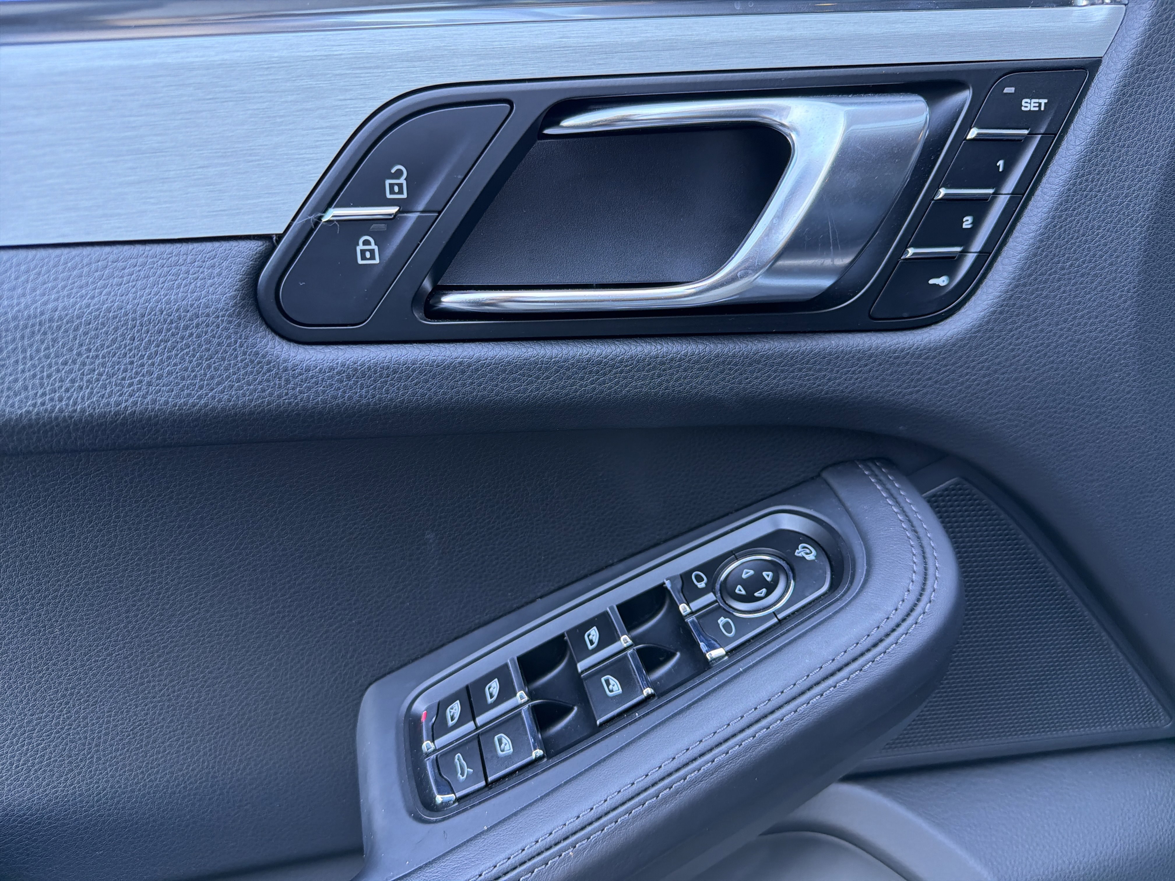 Certified 2025 Porsche Macan image 14