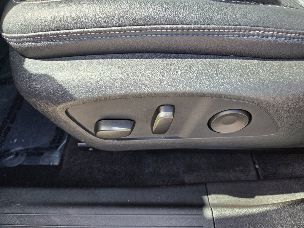 Certified 2025 Chevrolet Equinox EV LT w/ Convenience Package image 5