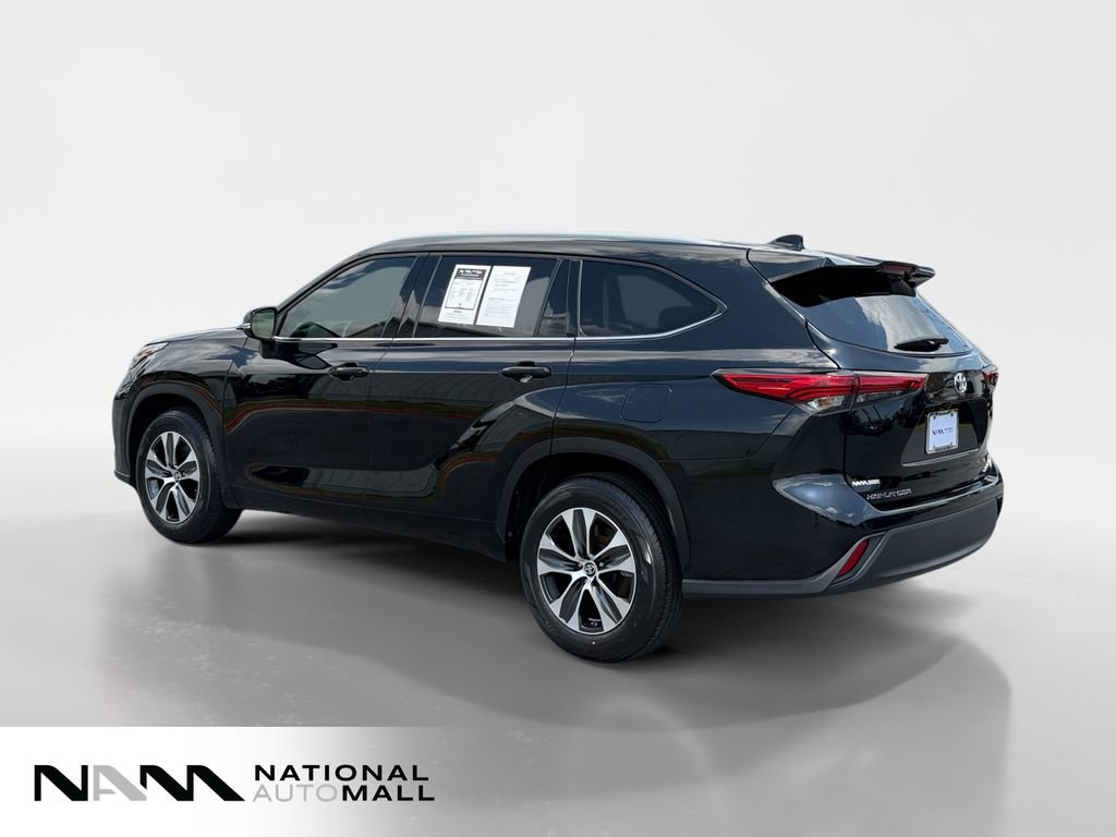 Used 2022 Toyota Highlander XLE FWD image 3