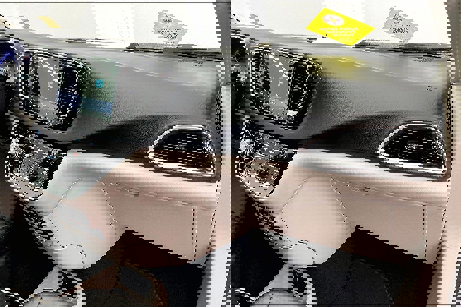 Used 2024 Chrysler Pacifica Touring-L image 15