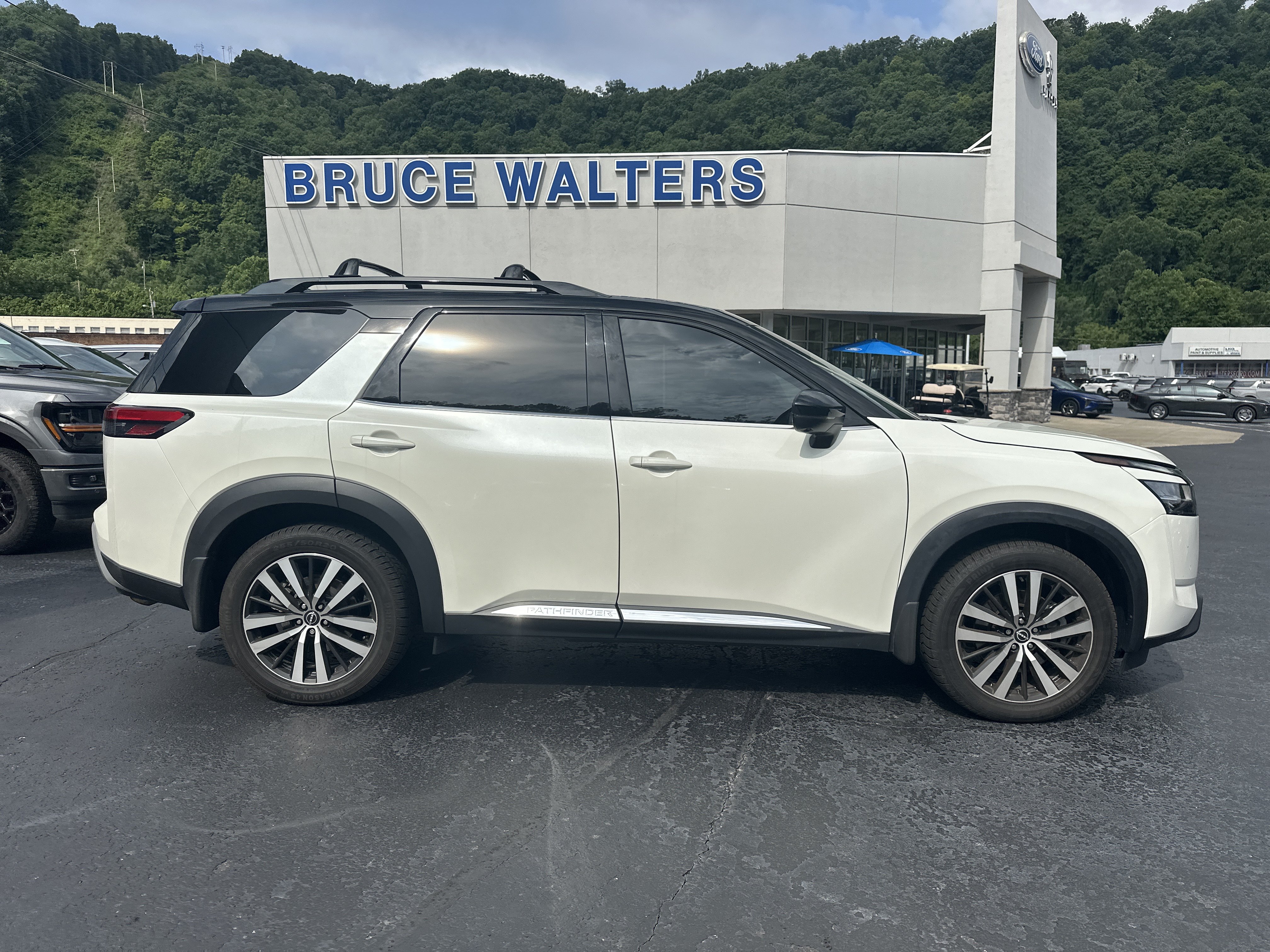 Used 2023 Nissan Pathfinder Platinum AWD/4WD image 8