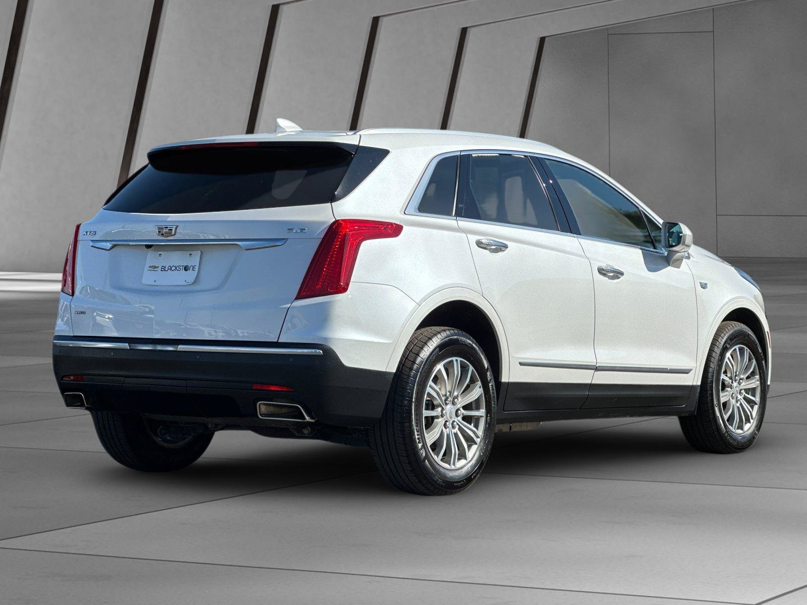 Used 2017 Cadillac XT5 Luxury w/ Driver Awareness Package AWD/4WD image 4