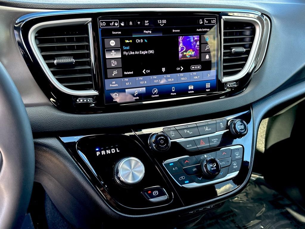 Used 2025 Chrysler Pacifica Select image 16