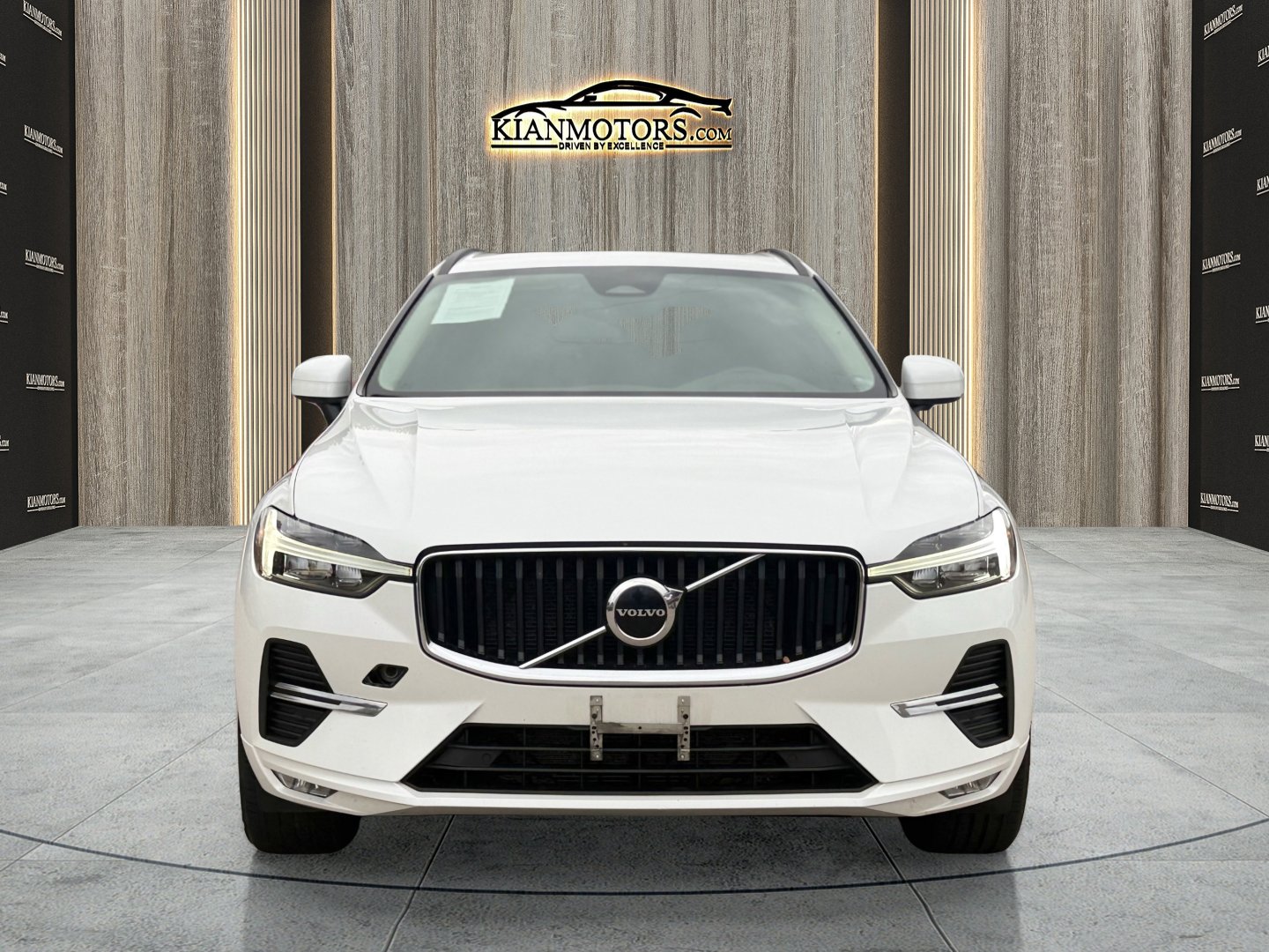 Used 2023 Volvo XC60 B5 Core image 2