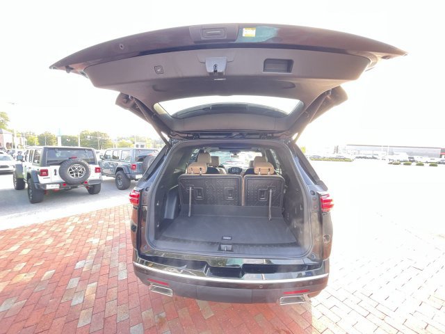 Used 2023 Chevrolet Traverse Premier FWD image 33