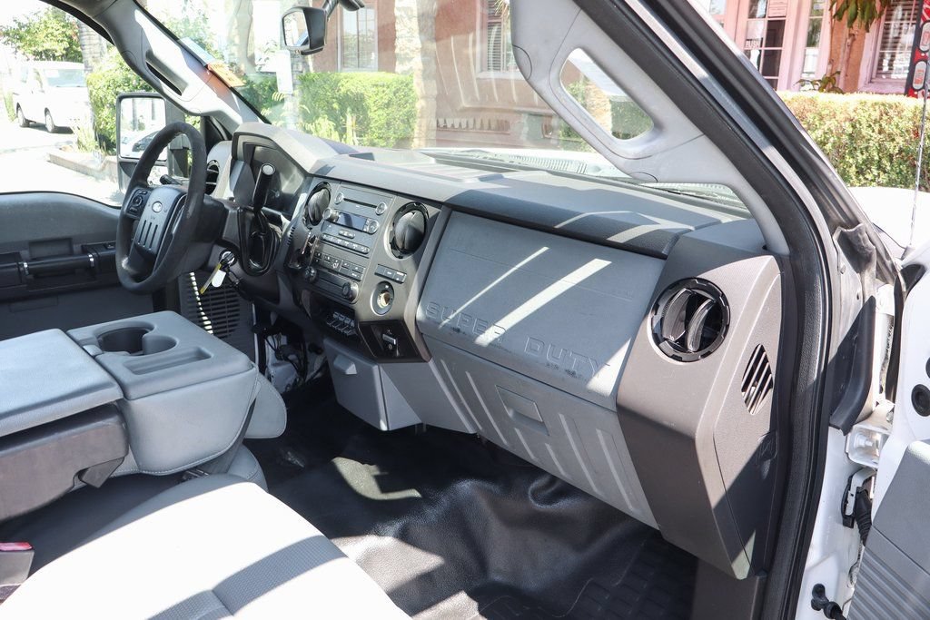 Used 2015 Ford F550 2WD Regular Cab Super Duty image 31