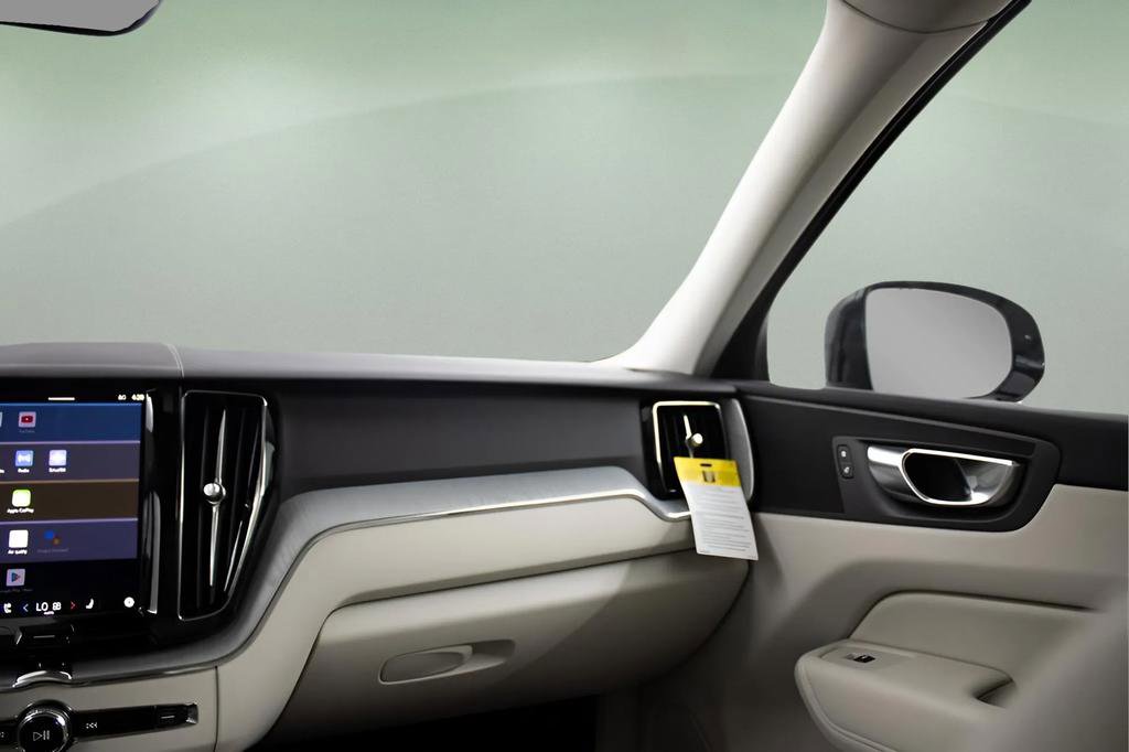 Certified 2025 Volvo XC60 T8 Plus w/ Protection Package Premier image 36