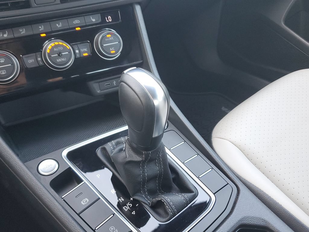 Certified 2020 Volkswagen Jetta R-Line FWD image 28