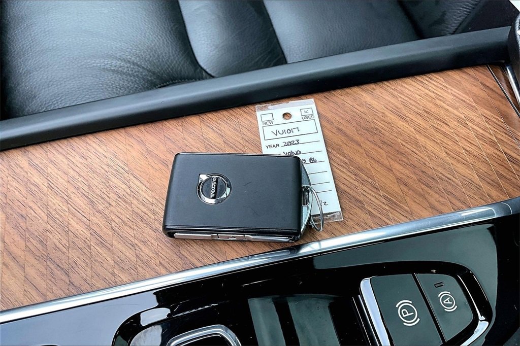 Used 2023 Volvo XC90 B6 Plus image 36