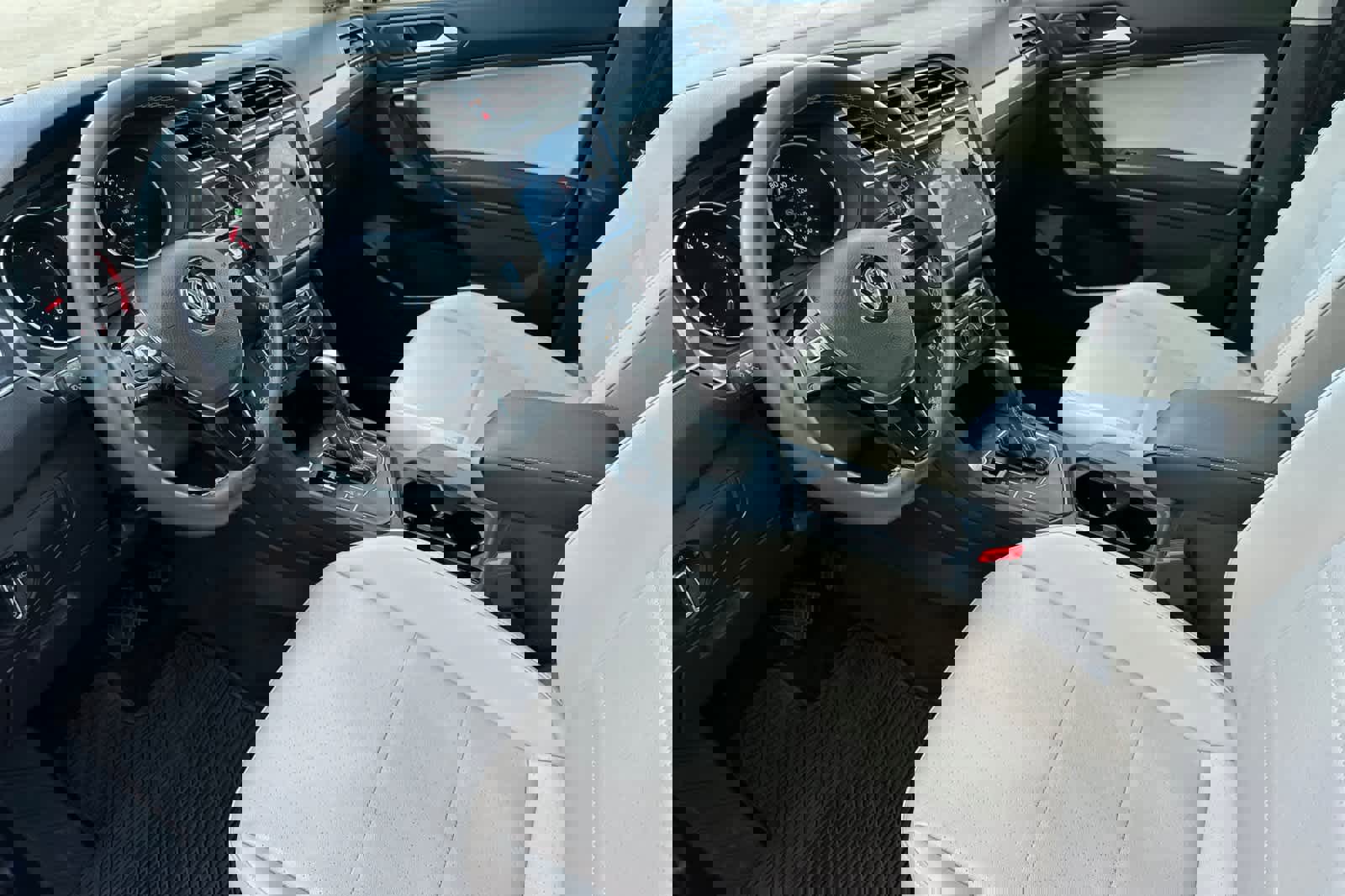 Used 2021 Volkswagen Tiguan SE w/ Panoramic Sunroof Package image 11