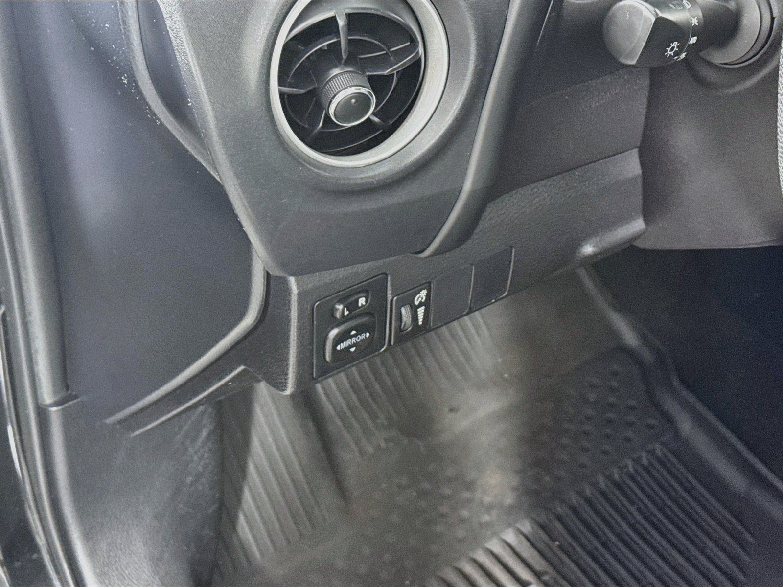Used 2018 Toyota Corolla LE FWD image 7