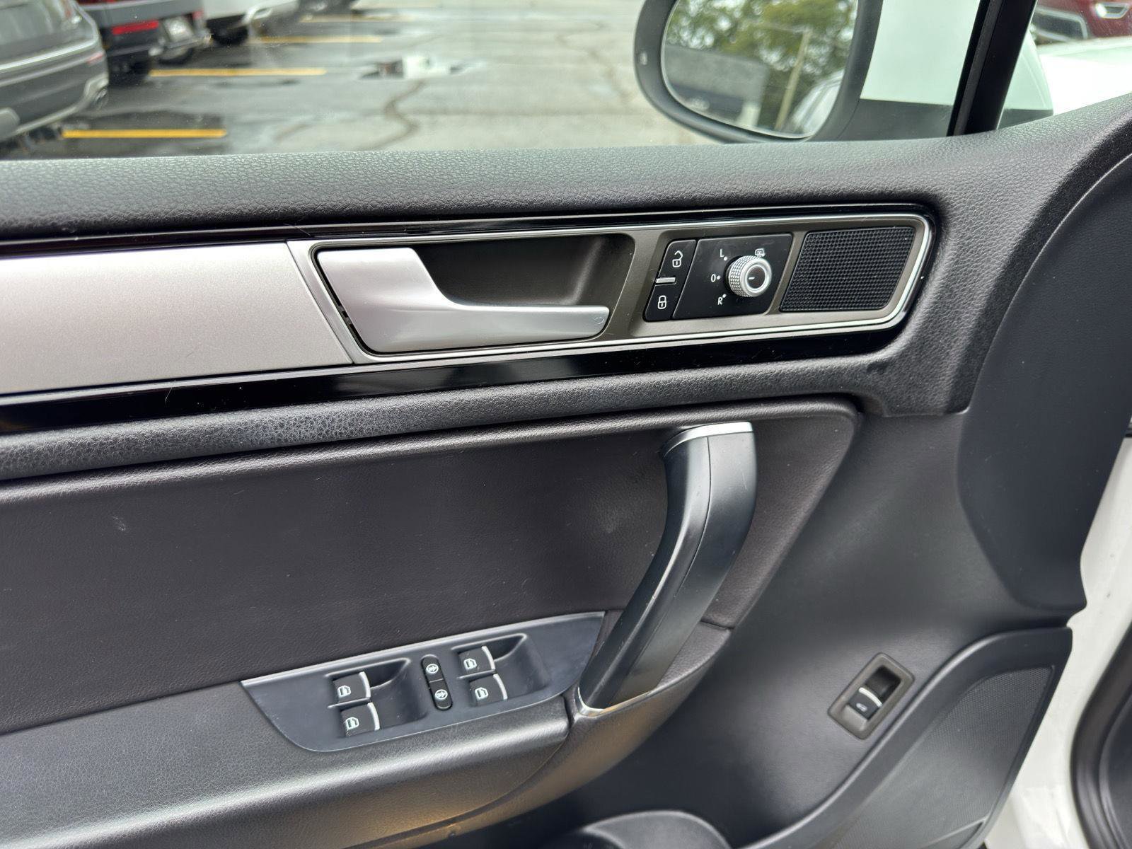 Used 2015 Volkswagen Touareg Sport image 20